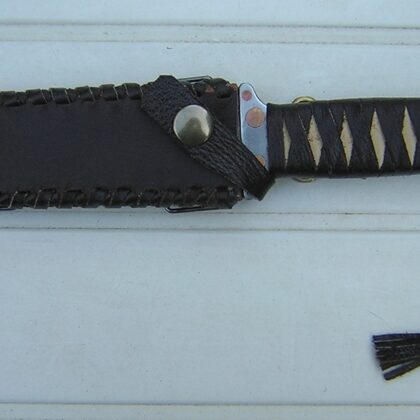 kétélü taktikai kés gépi fűrészlapból