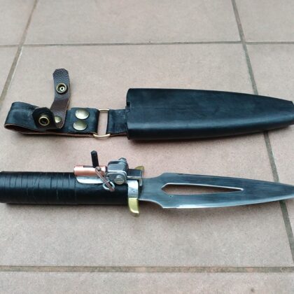 kilőhető pengéjű kés. laprugóból csövekből bőrözve